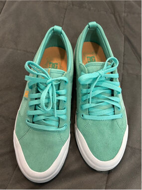 Women's DC Shoes Teal & White Sneakers youthSize 6 woman’s size 7.5